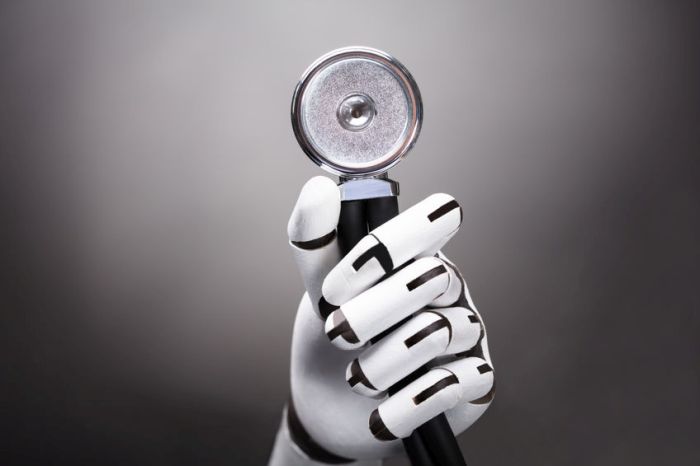 Robot orvos beteg vizsgálatra készül