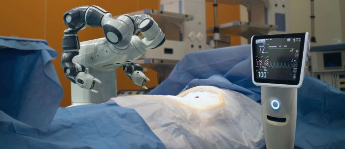 Robot orvos műtétre készül
